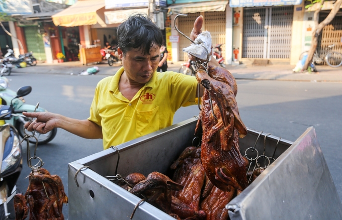 Người Sài Gòn chi tiền triệu mua heo quay nguyên con cúng Thần Tài